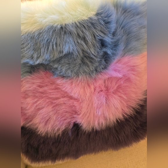 Beautiful UGG 22 X 22 Faux Fur Pillow - Picture 7 of 7